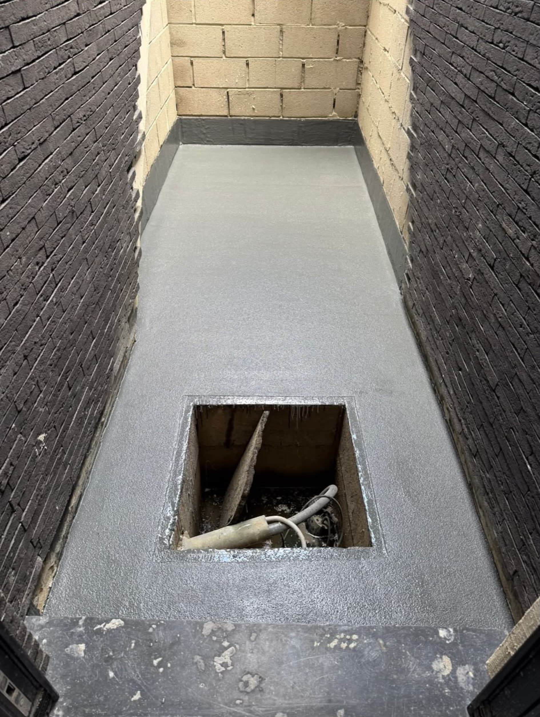 Smalle doorgang met grijze coating