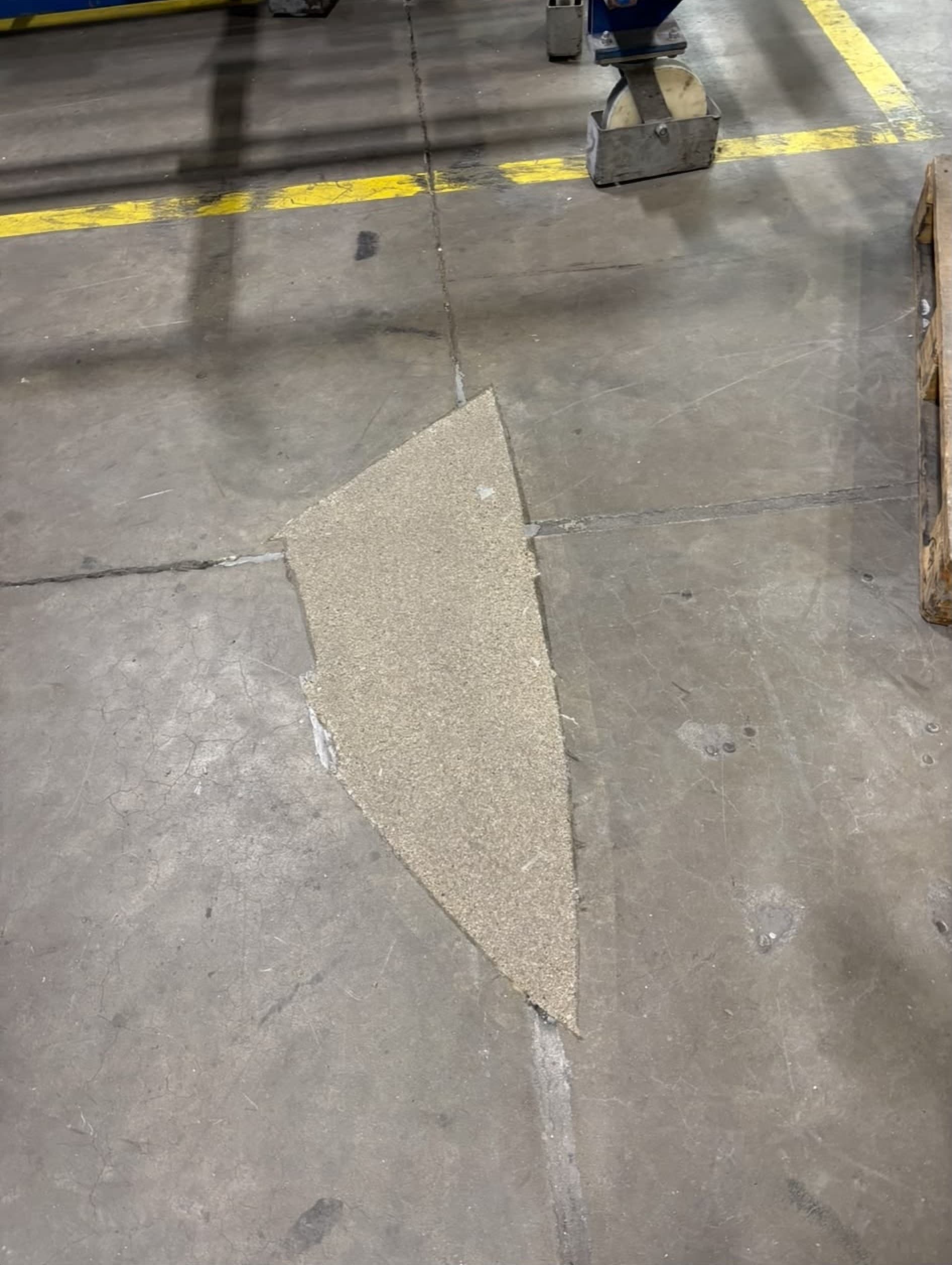 Herstelde zone in een industriële betonvloer