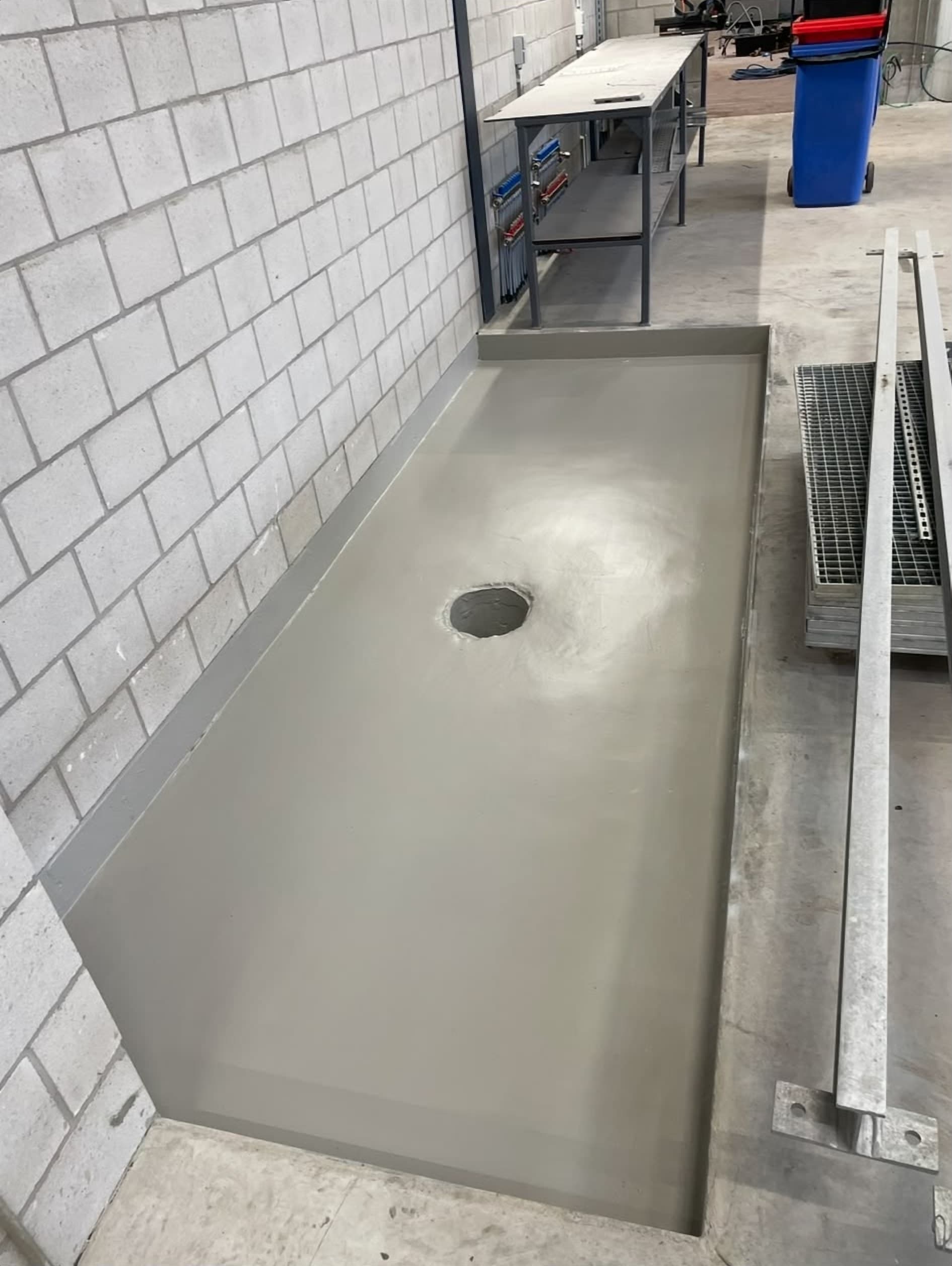 Gecoate zone met afvoerput in een hal