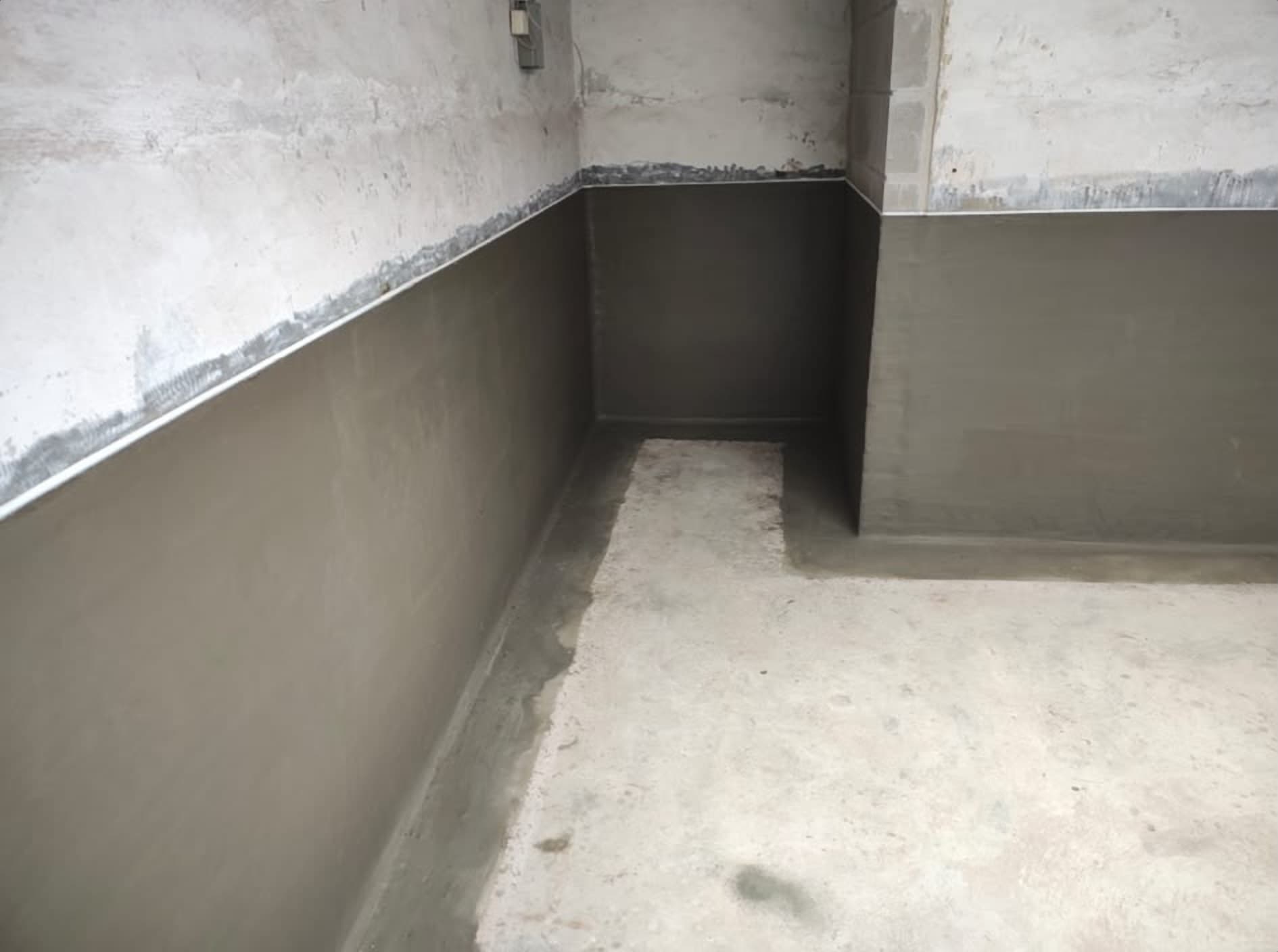 Hoek van de kelder met gedichte wanden