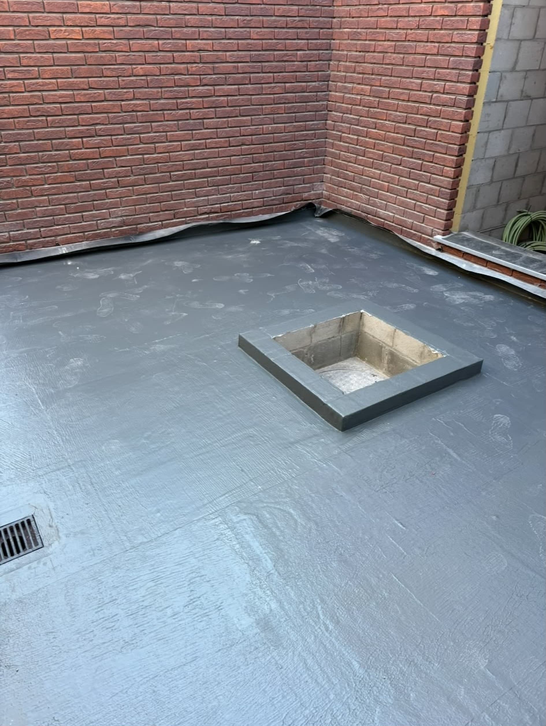 Buitenvlak met donkergrijze coating en opstand